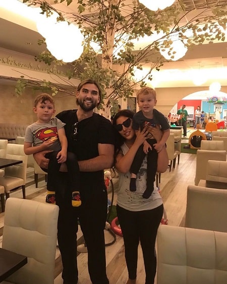 A picture of Weston Coppola Cage with his current wife, Hila and two sons from second wife.